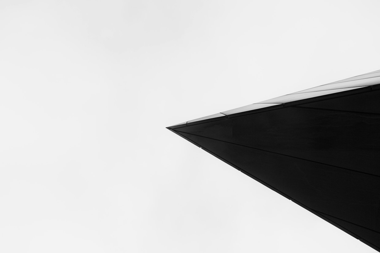 Detalle arquitectónico minimalista en blanco y negro, líneas geométricas
